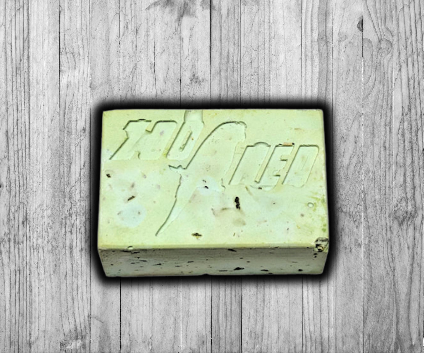 Zoo Med Vegetable Bird Banquet Mineral Block Small – calcium and vegetable block for birds with carrot, spinach, and alfalfa