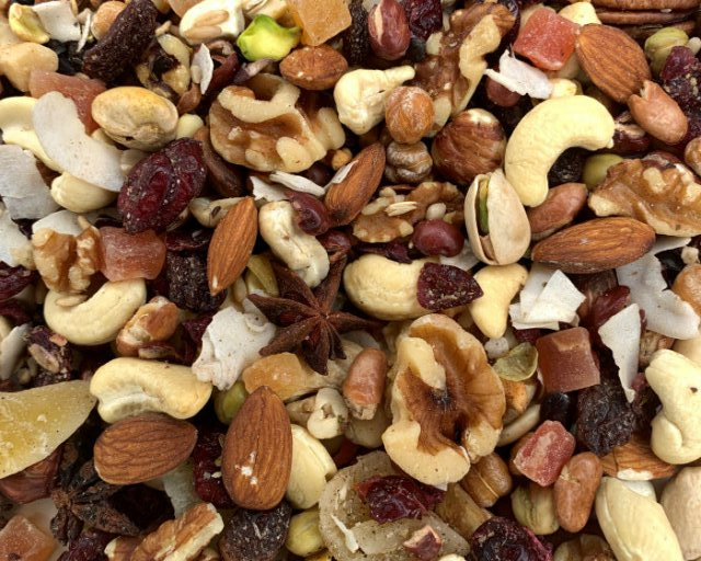 Goldenfeast Bonita Nut Natural Bird Treat with cashews, walnuts, almonds, sunflower seeds, rolled oats, cranberries, raisins, mango, papaya, coconut, red beans, pinto beans, peas, bananas, pecans, hazelnuts, pistachios, pumpkin seeds, beets, anise seeds, and pine nuts for parrots, macaws, cockatoos, and large birds. Close Up Product Photo
